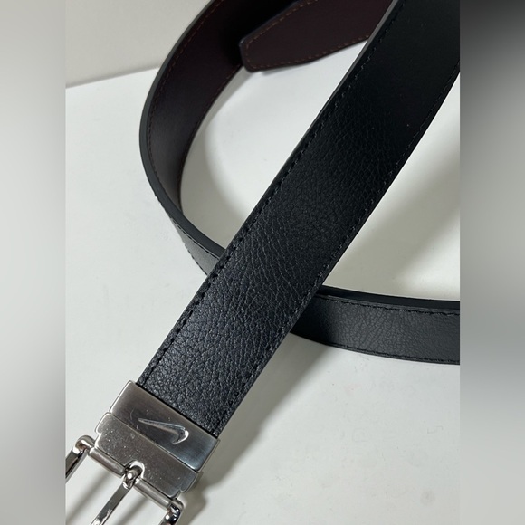 Nike Belt Sz. 40 Leather Reversible Black or Brown with Silver Clasp Buckle Golf - Picture 4 of 10